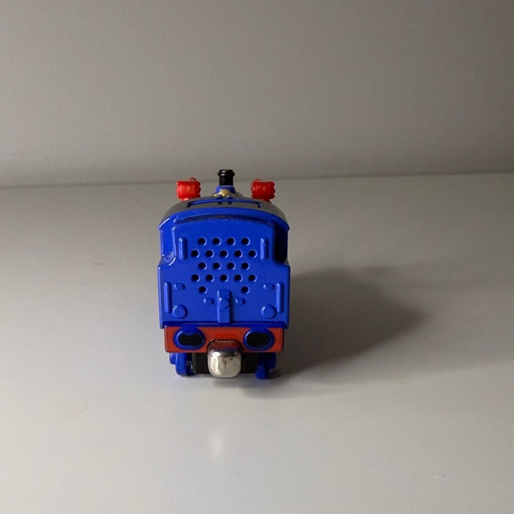 Thomas the Train Toys "Belle" Blue Train with signature red water cannon - Picture 4 of 8